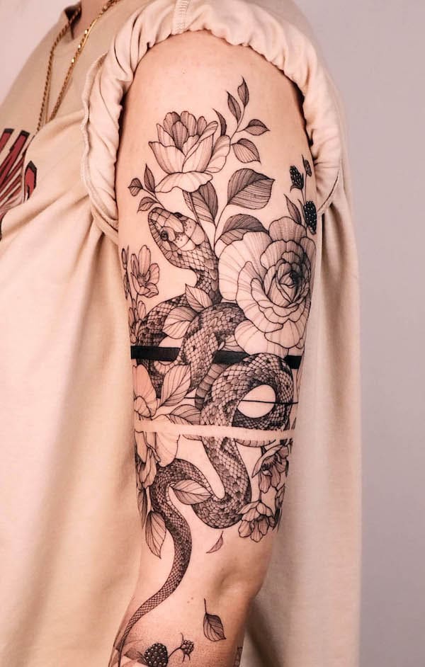 Tatuaggio dettagliato con serpente e fiori sulla manica di @aestet.ink