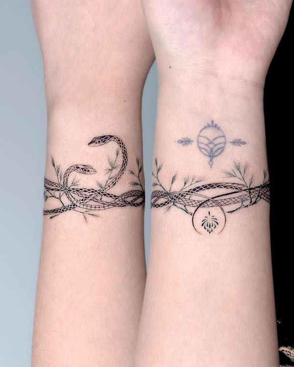 Tatuaggi da polso con bracciale a serpente abbinato di @bium_tattoo