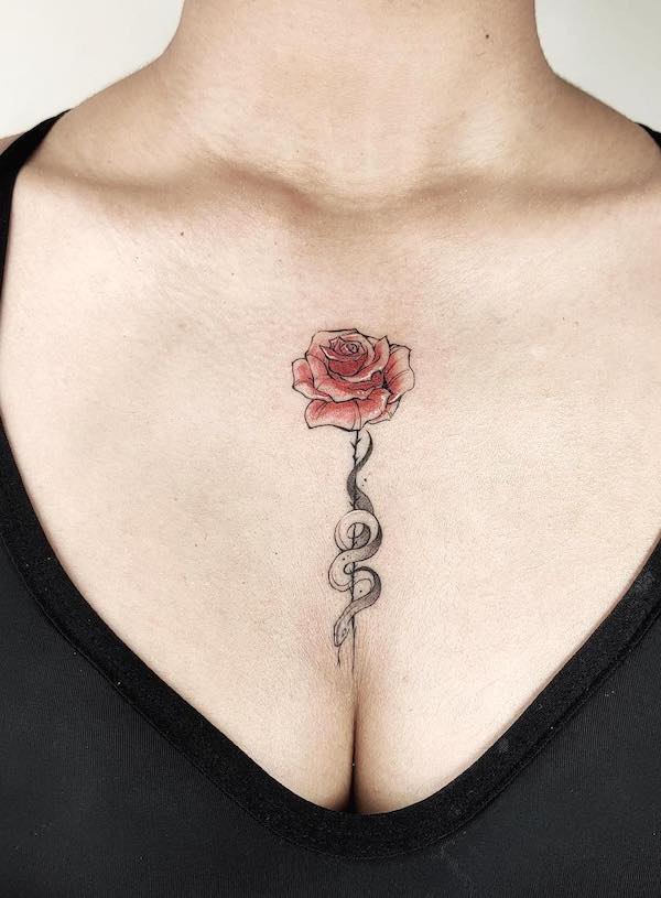 Elegante e semplice tatuaggio sul petto con serpente e rosa di @macy.tattoo