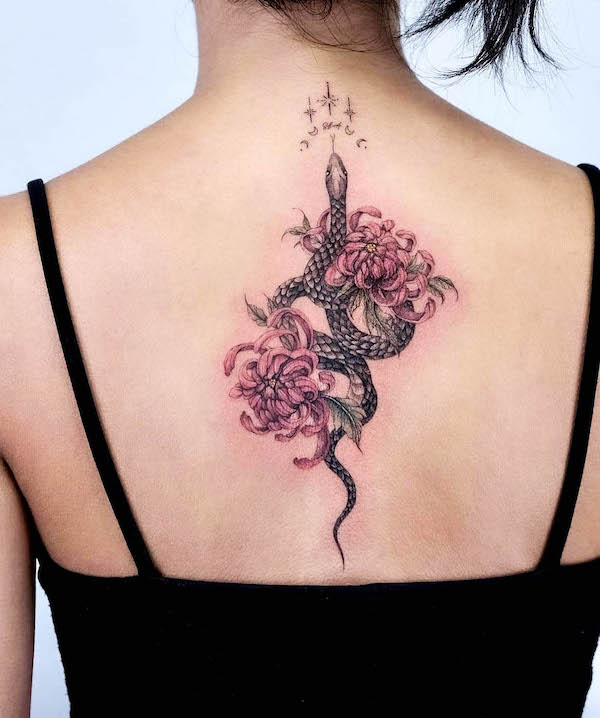 Tatuaggio posteriore con serpente e fiore di ragno rosso by @modoink_tattoo