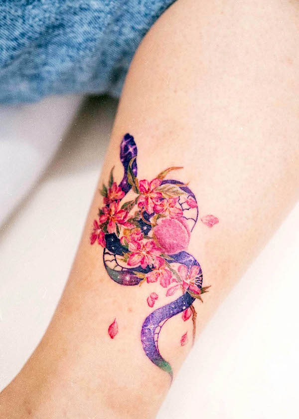 Tatuaggio femminile con serpente floreale di @tattooist_ou