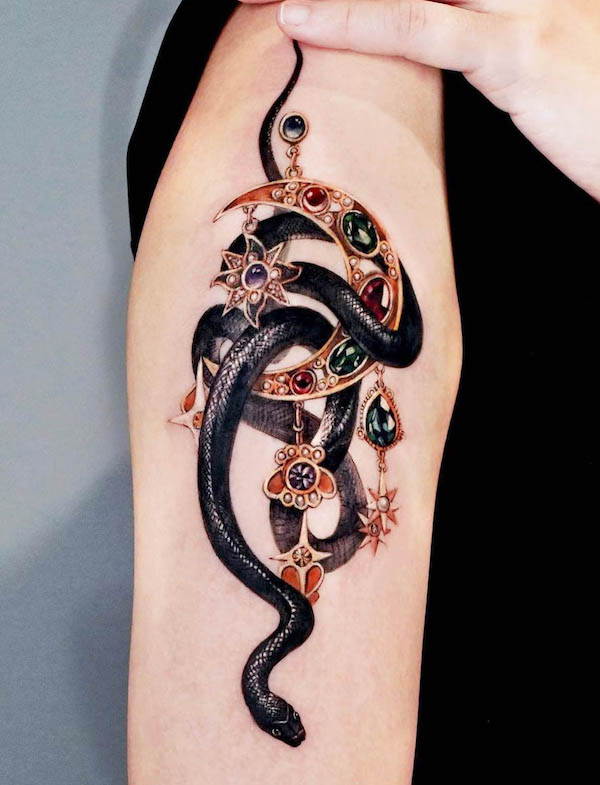 Tatuaggio con serpente e gioielli di @chou_tatt_