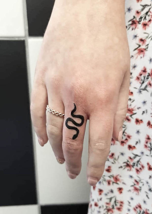 Tatuaggio con dito a forma di serpente di @froggiemaggie.tattoo