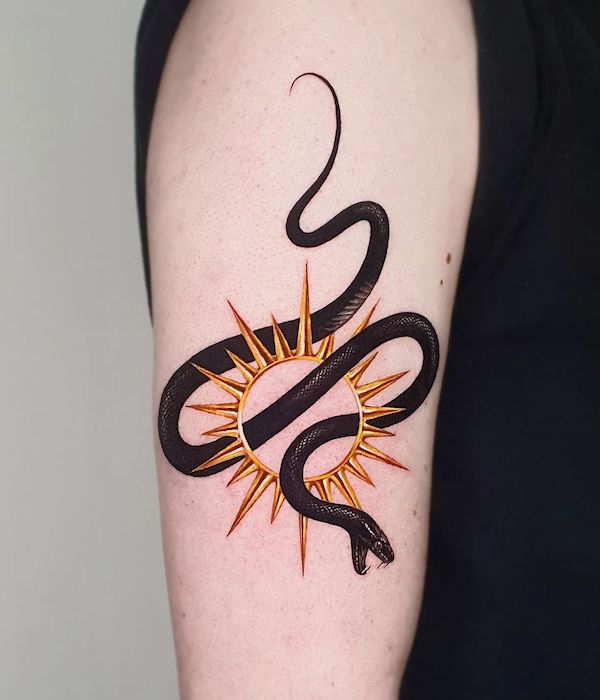 Tatuaggio con sole e serpente d'oro by @jiro_painter