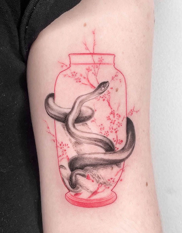 Bellissimo tatuaggio a manica di serpente di @lemontreeink