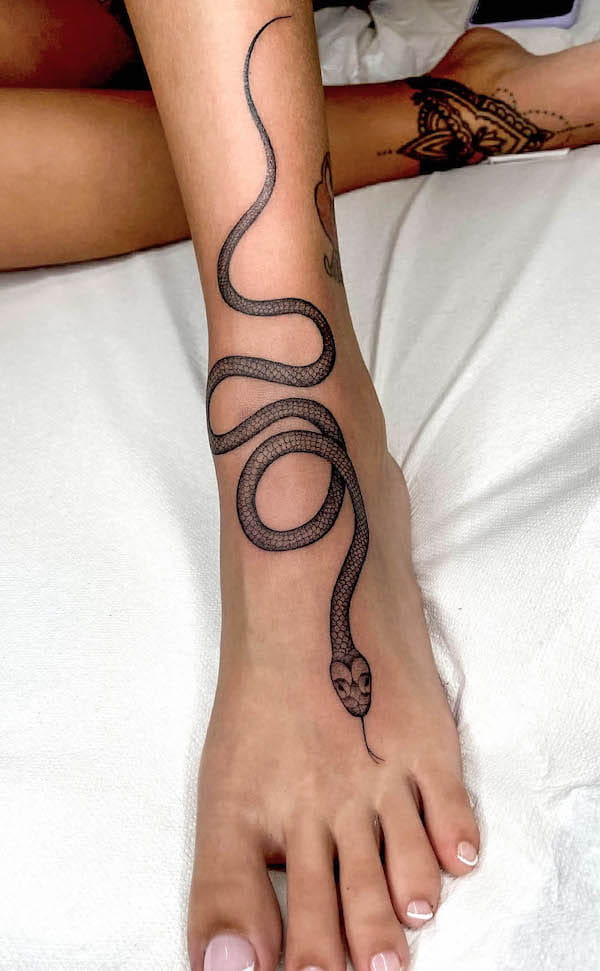 Tatuaggio con piede di serpente in grassetto by @dalila_wolf