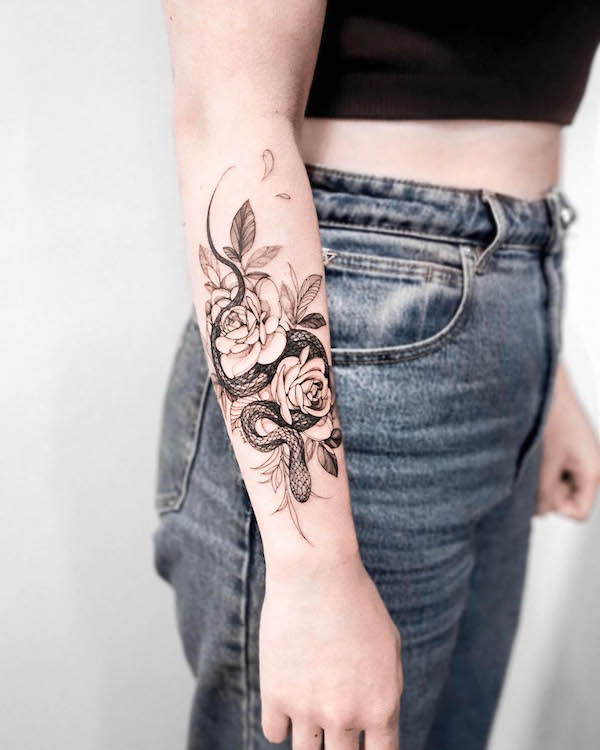 Tatuaggio per braccio con serpente e rosa di @goyotattooart