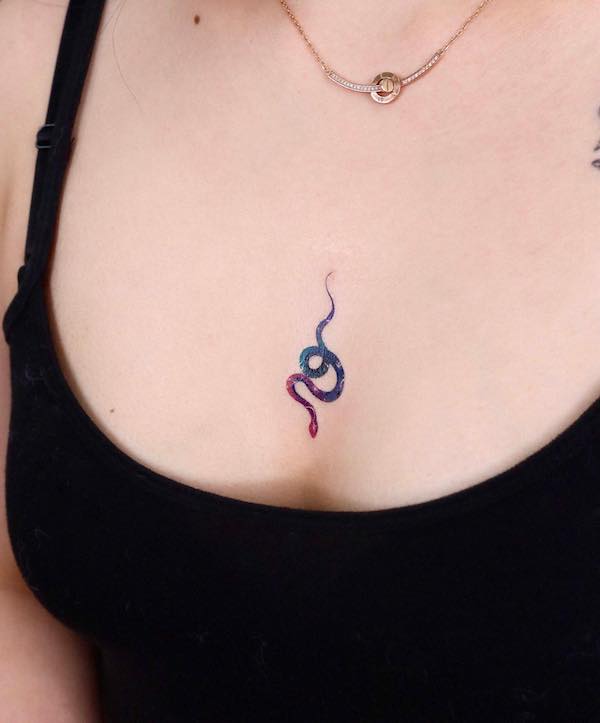Piccolo tatuaggio bicolore con serpente sul petto @eunyutattoo