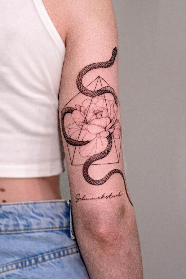 Tatuaggio a manica di serpente e rosa by @philipppfohl