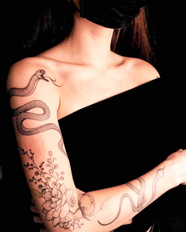 Tatuaggio a manica di serpente e fiori per donne by @vlada.2wnt2