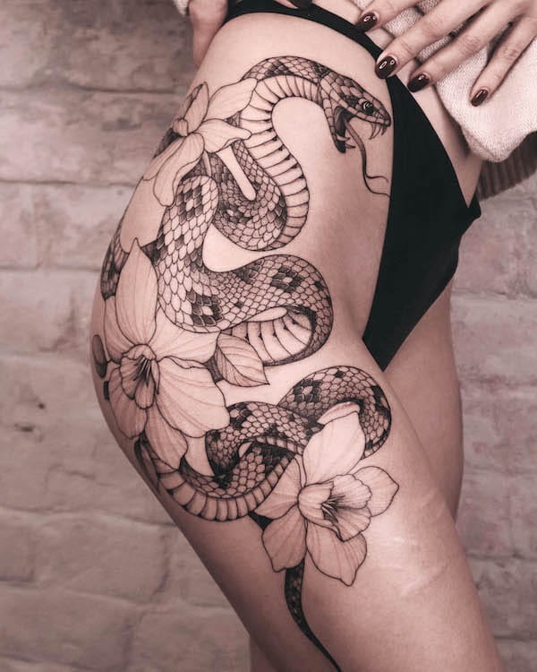 Splendido tatuaggio sulla coscia a forma di serpente di @vlada.2wnt2