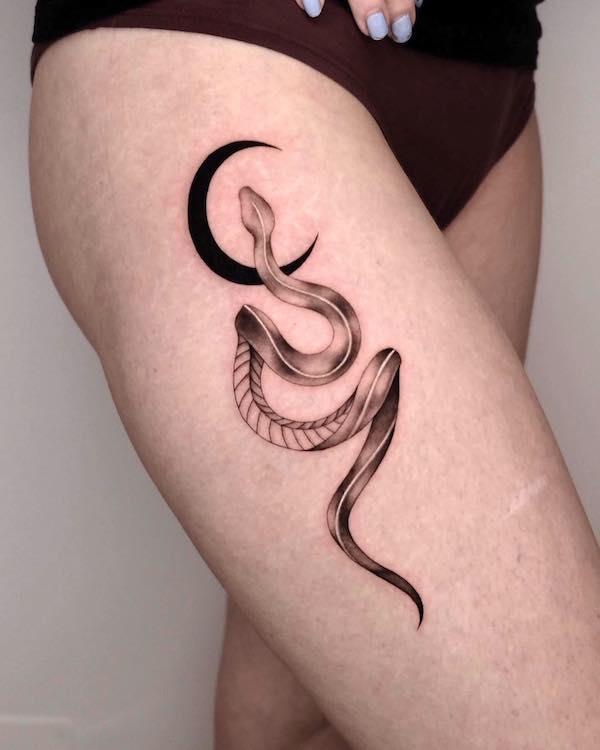Tatuaggio sulla coscia con serpente metallico di @law_ink