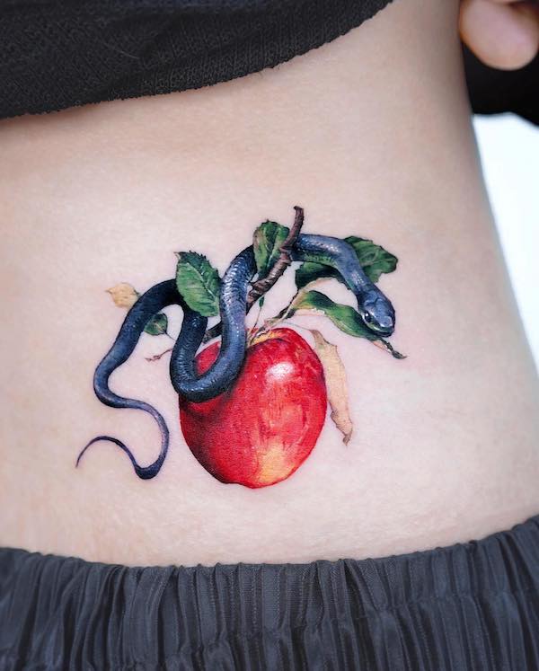 Il tatuaggio del frutto proibito di @stuffie.ink_