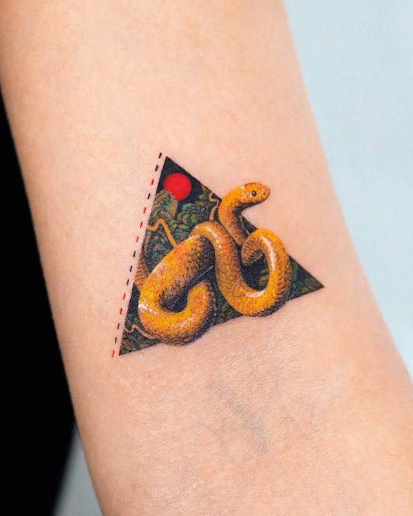 Tatuaggio a forma di triangolo di serpente by @tattooist_eq