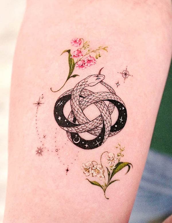 Tatuaggio ouroborus in bianco e nero by @tattooist_solar_
