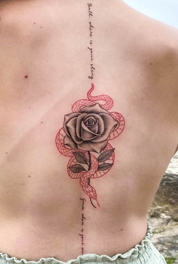 Tatuaggio con serpente rosso e rosa di @johnb.designs