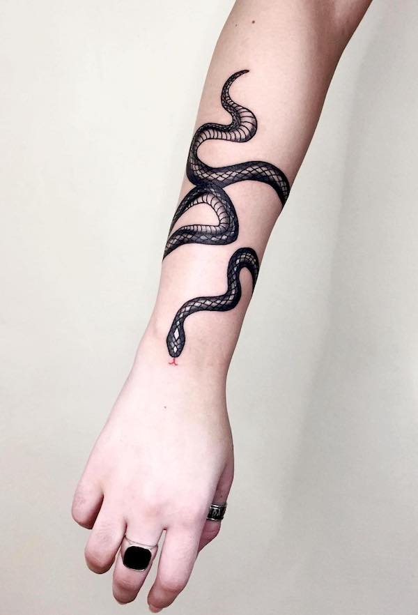 Tatuaggio a forma di serpente intorno al braccio di @dee.tats_