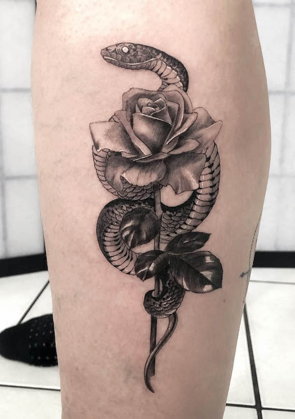 Realismo serpente e rosa gamba tatuaggio da @wannaanna_