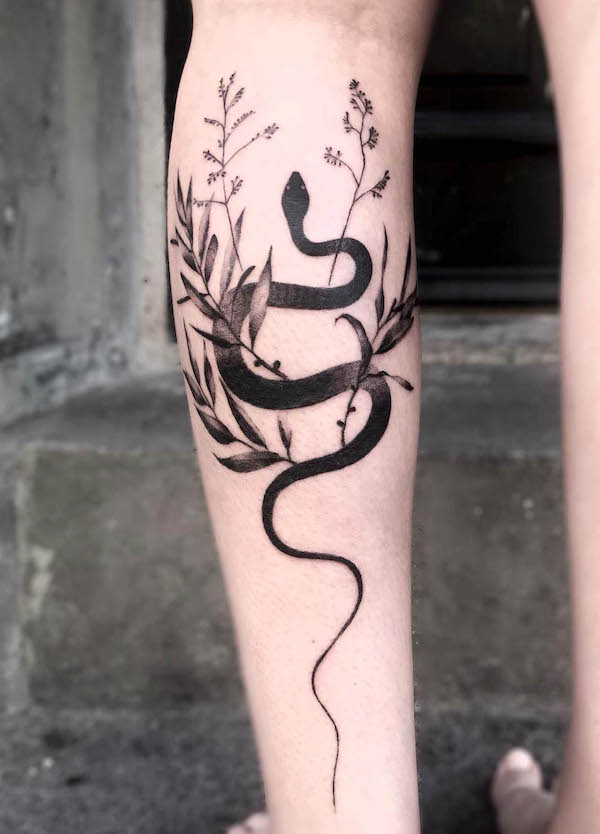 Tatuaggio con gamba di serpente cobra by @natalia_lines