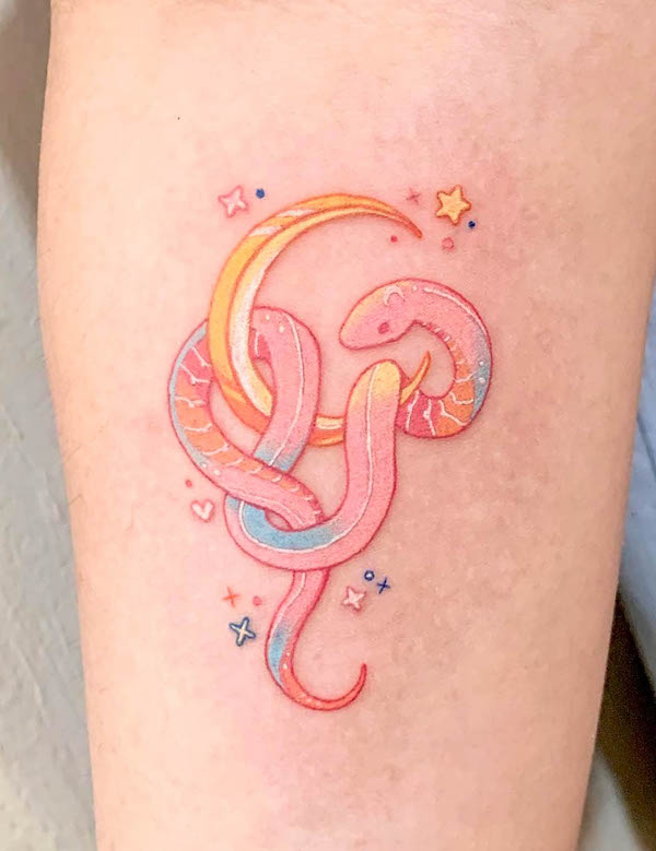 Tatuaggio carino del serpente lunare per ragazze da @zvee._.tt