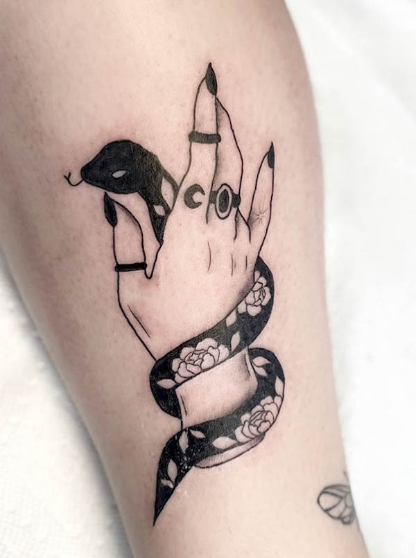 Tatuaggio a forma di serpente stregato by @tattoosbybrittanys