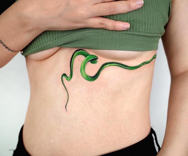 Tatuaggio con serpente verde sulla gabbia toracica by @soosoo.tattoo