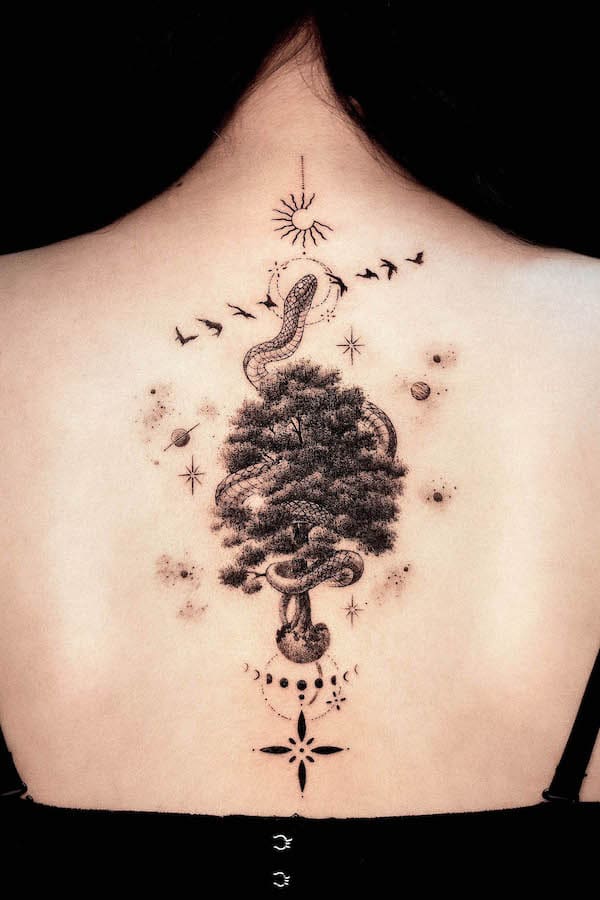 Tatuaggio intricato con albero e serpente sulla schiena di @hwan.ink