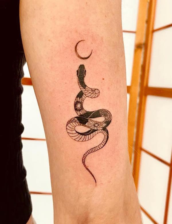 Tatuaggio a braccio con serpente e luna by @minkutattoo