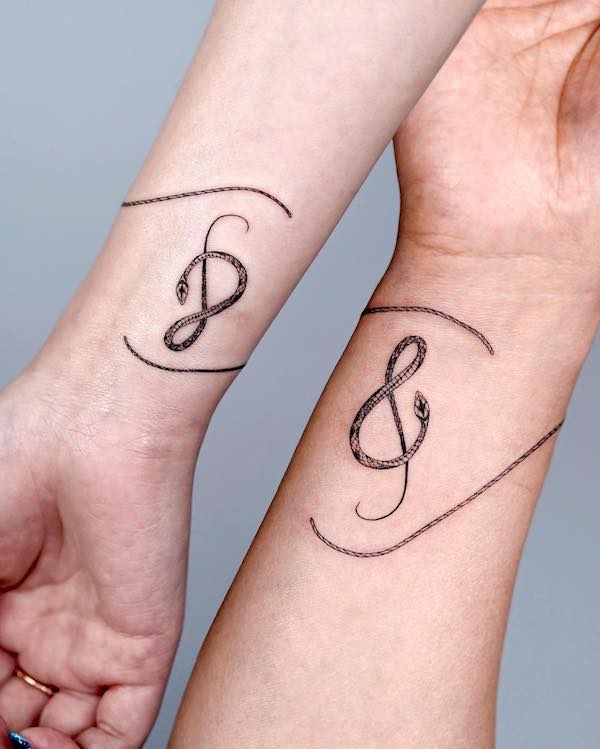 Tatuaggio musicale con serpente abbinato di @bium_tattoo