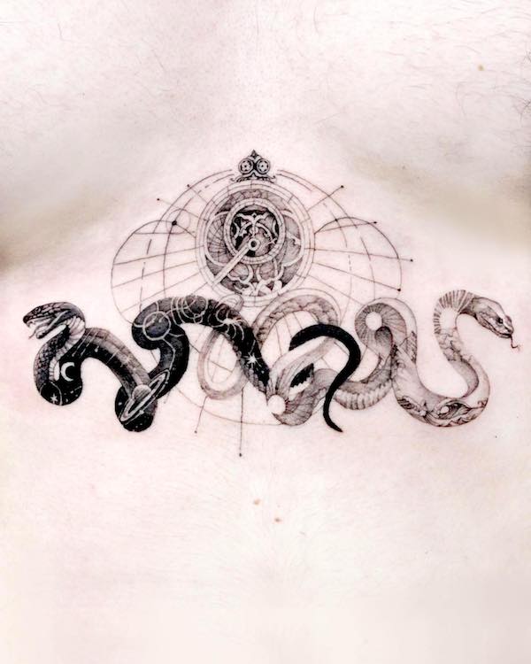 Tatuaggio simmetrico con serpente bianco e nero di @masa__island