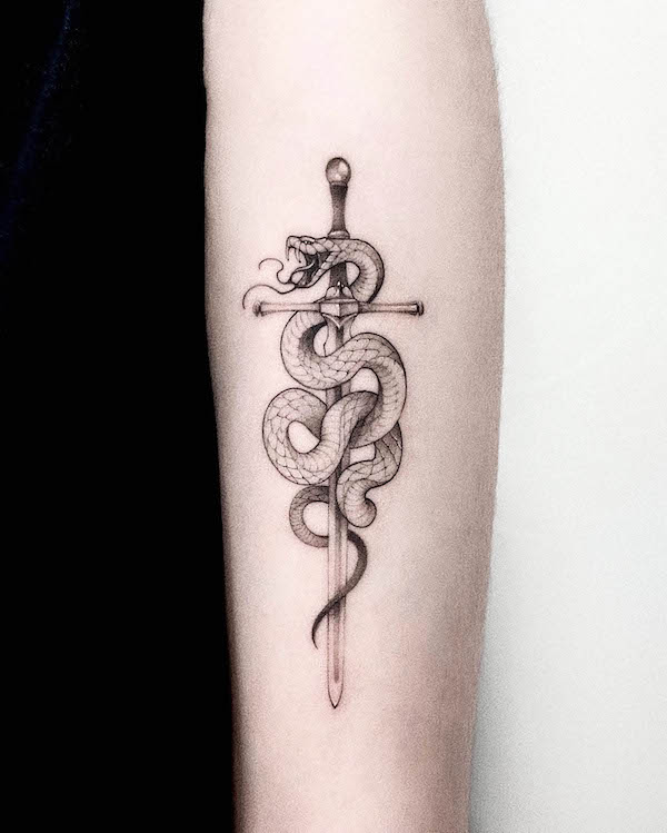 Tatuaggio per braccio con serpente e spada di @aima_tat