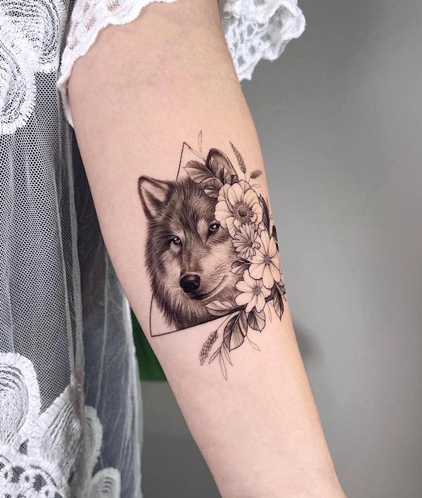 Tatuaggio lupo all'interno del braccio da @okeanos.tattoo
