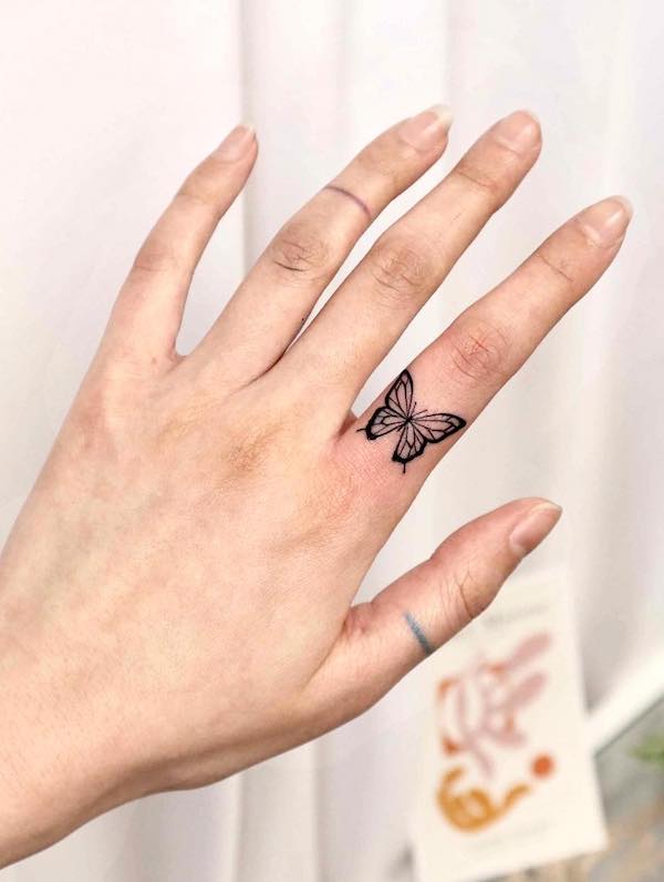 Tatuaggio di piccole farfalle di @d.on_tat