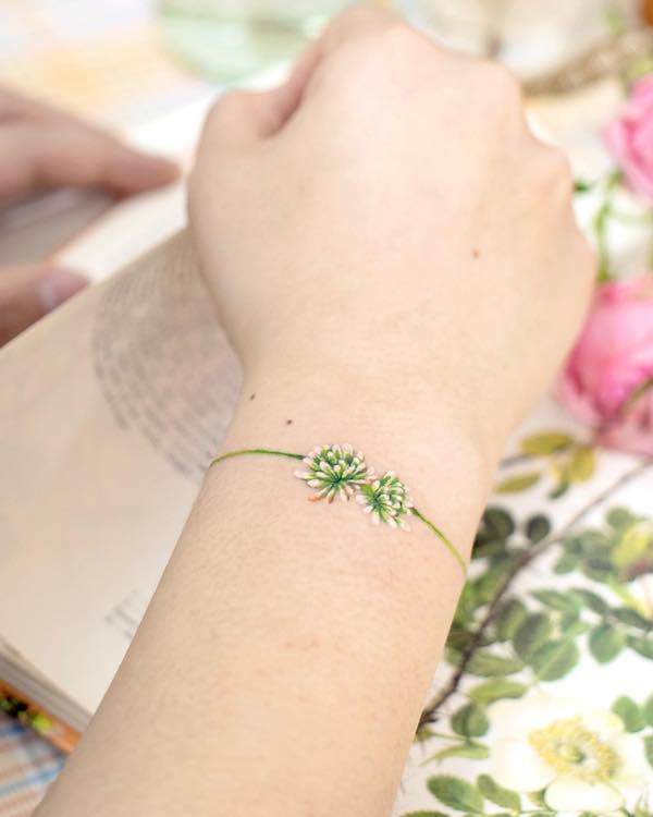 Bracciale floreale tatuato da @ovenlee.tattoo