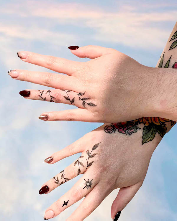 Tatuaggi con le dita di Vine di @noirpink.tattoo