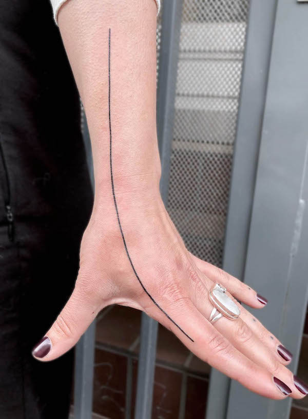 Tatuaggio di una mano a linea singola di @crooked_gun