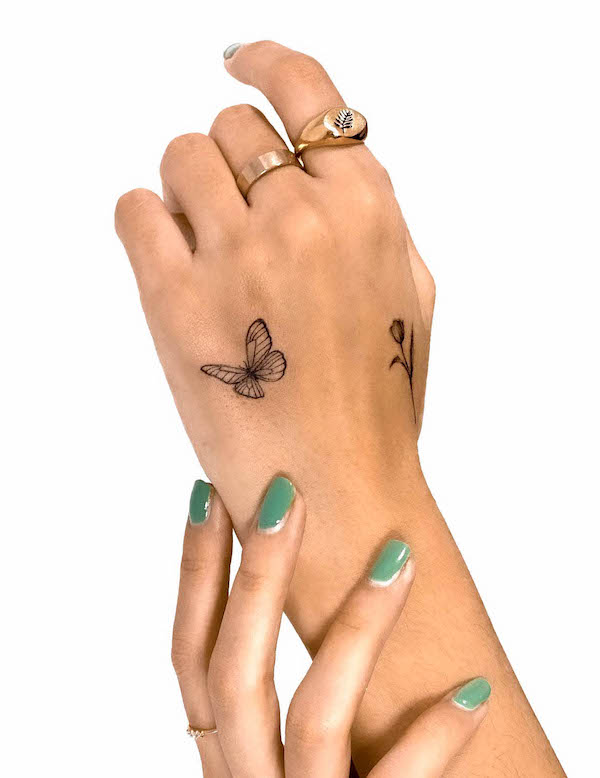 Tatuaggio a mano con farfalla e fiore di @lanarae.tattoo