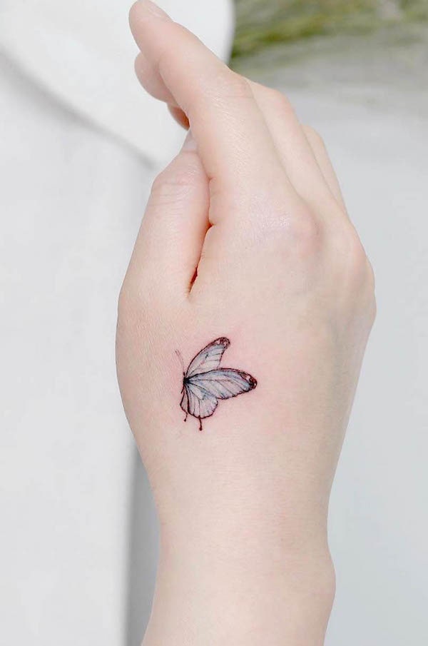 Piccolo tatuaggio a mano di farfalla di cristallo di @tattooist_flower
