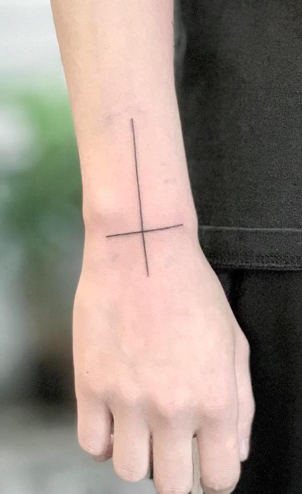 Tatuaggio del polso con croce semplice di @chorong_tattooer