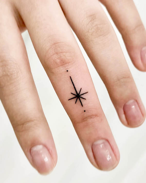 Tatuaggio a mano con stella piccola di @5e_tattoo