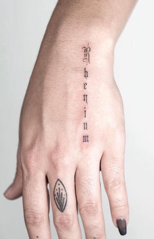Tatuaggio con nome sulla mano di @poonkaros