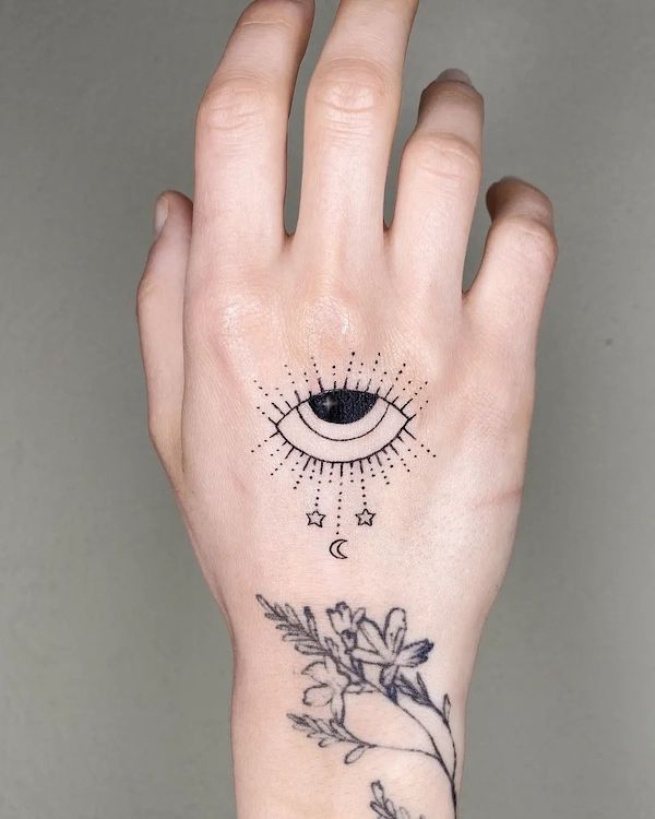 Tatuaggio della mano dell'occhio da @purensonmez.ink