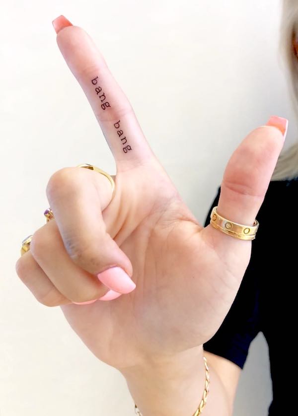 Tatuaggio con citazione del dito Bang bang di @joannamroman