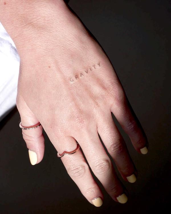 Tatuaggio con una sola parola
