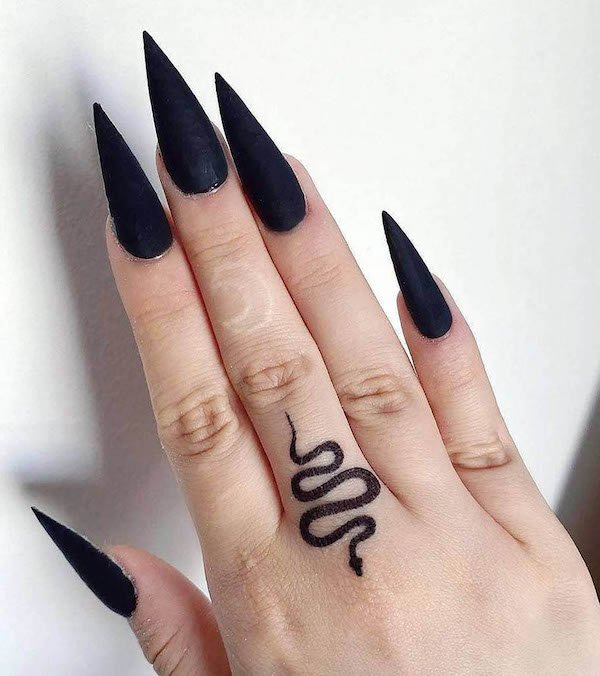 Tatuaggio a mano di serpente piccolo di @charcoaltattooclub