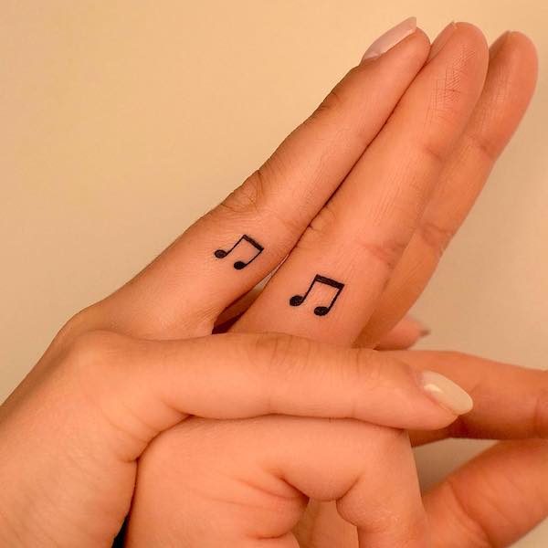 Tatuaggio musicale coordinato di @tattooer_jina