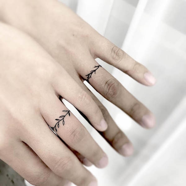 Tatuaggi Vine sull'anulare di @5e_tattoo