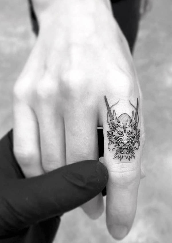 Tatuaggio della mano di drago orientale di @drag_ink