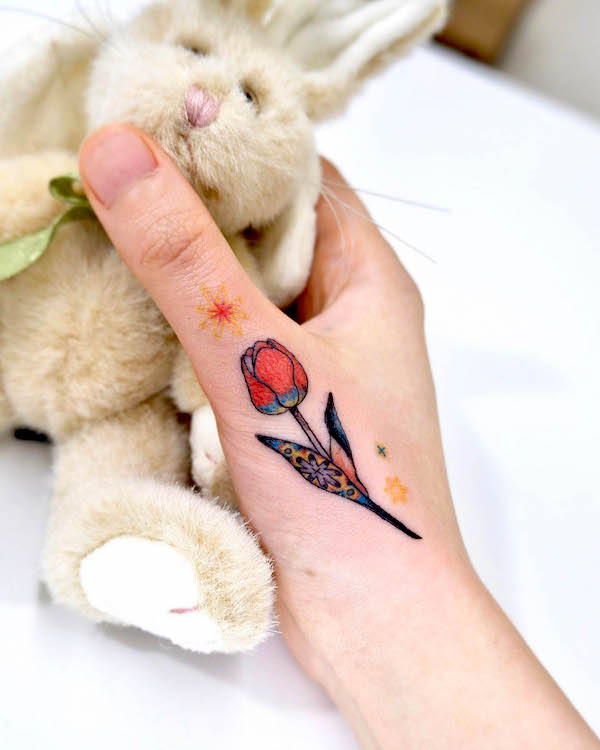Tatuaggio della mano di rosa di @second.pin