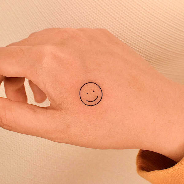 Tatuaggio a mano con semplice faccina sorridente di @tattooer_jina